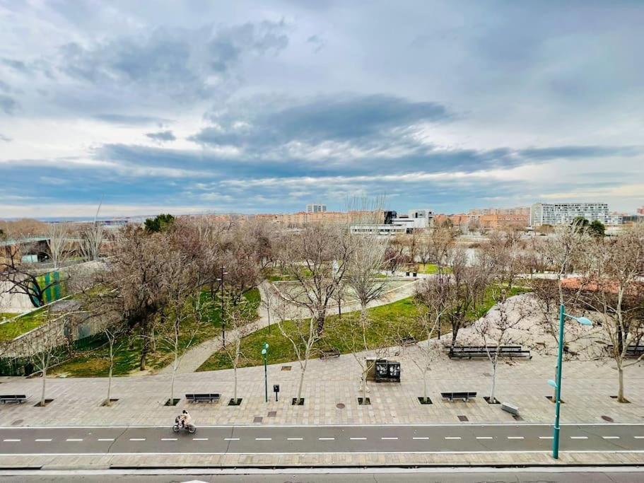 A Orillas Del Pilar Con Parking 萨拉戈萨 外观 照片